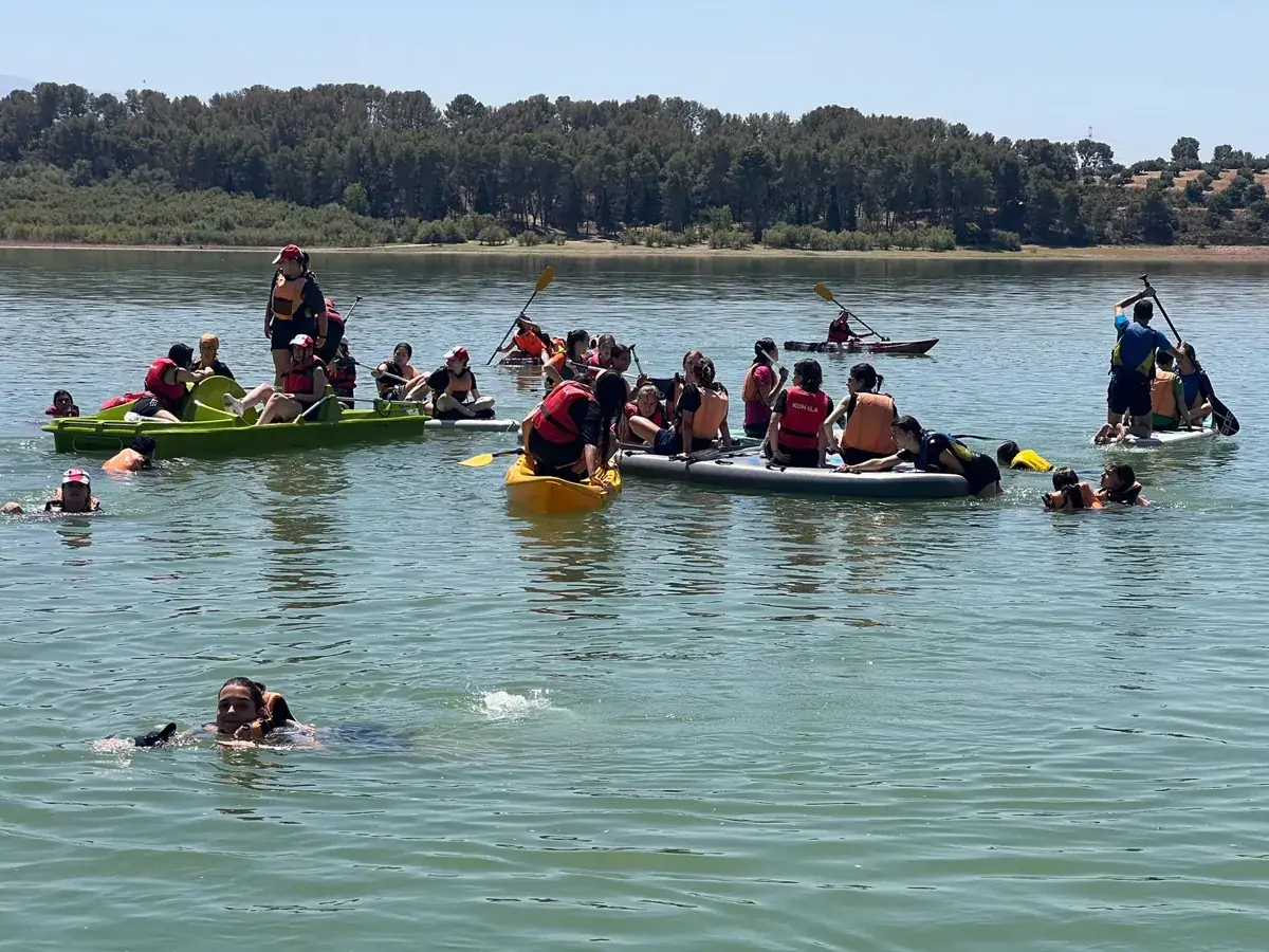 Jóvenes en actividades acuáticas durante el campamento terapéutico